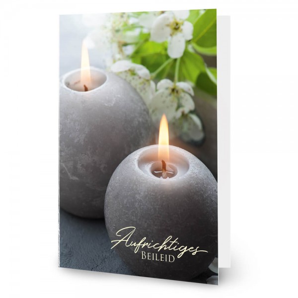 Neutrale Trauerkarte mit brennenden Kerzen